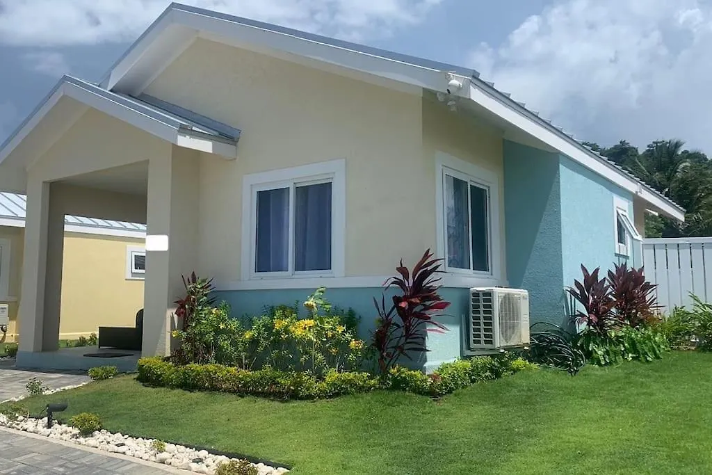 Welcome To Our Ocean View Villa! ルーシー